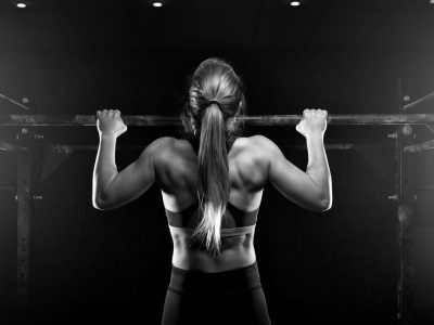 Young,Muscular,Woman,Doing,Pull,Up,Exercise,On,Horizontal,Bar.